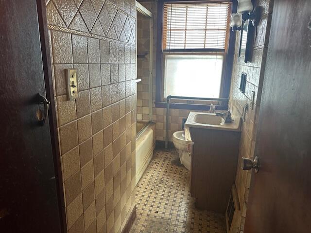 5426 West Morgan Avenue Milwaukee, WI 53219 - Photo 10 of 23 Bathroom