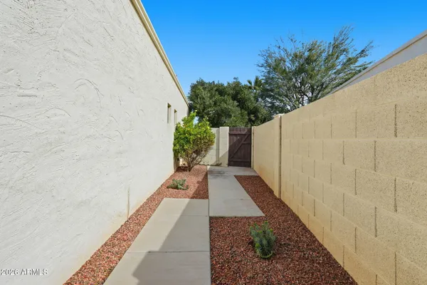 a view of a pathway with a pathway