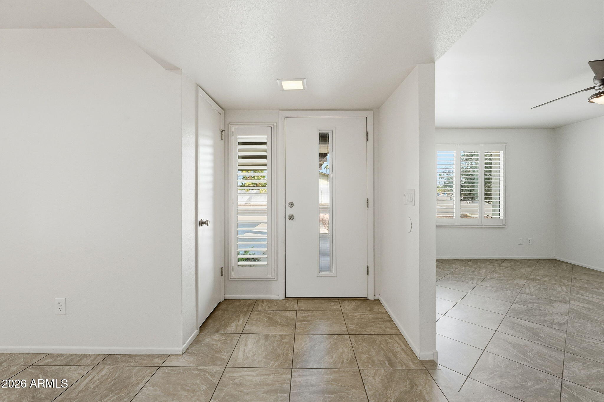 5352 South Country Club Way Tempe, AZ 85283 - Photo 3 of 42 an empty room with windows