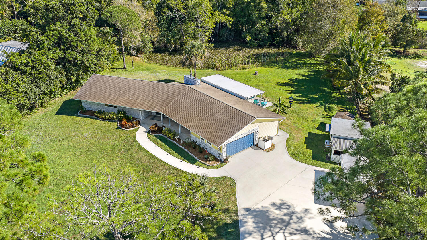 an aerial view of a house with yard swimming pool and outdoor seating