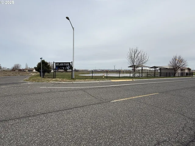 a view of a tennis court