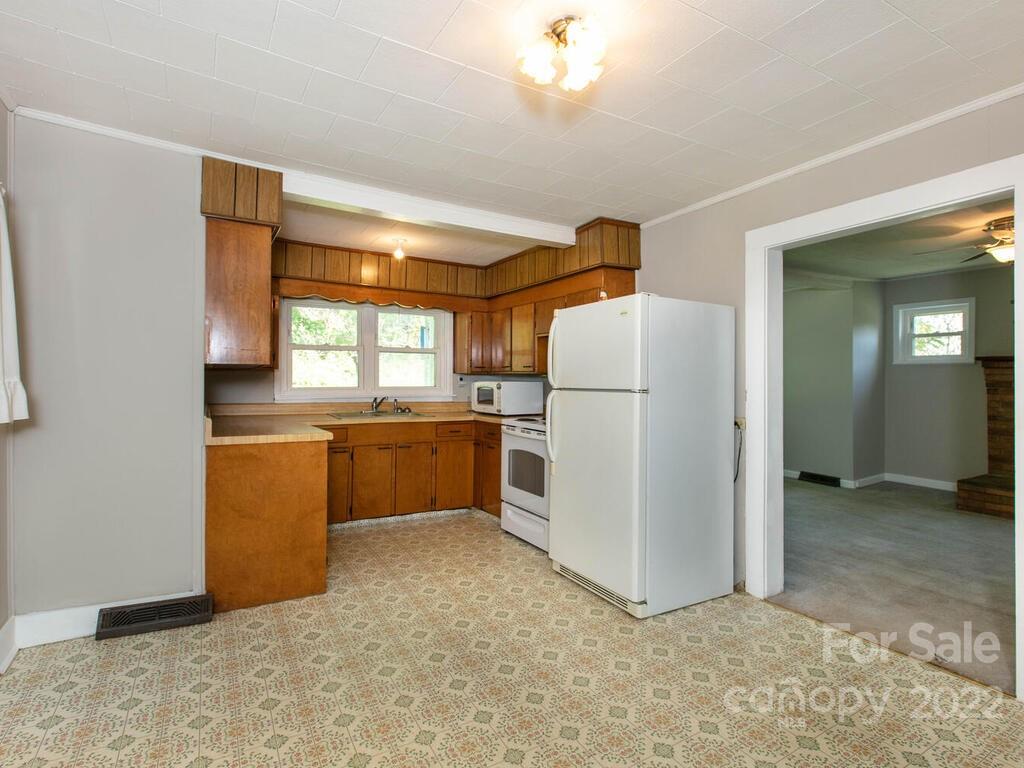 381 Reeves Cove Road Candler, NC 28715 - Photo 8 of 33 Gallery Image 8