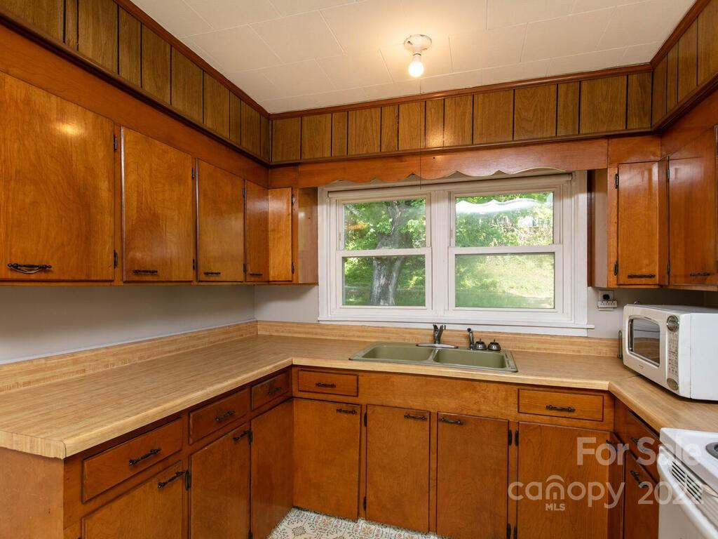 381 Reeves Cove Road Candler, NC 28715 - Photo 10 of 33 Gallery Image 10