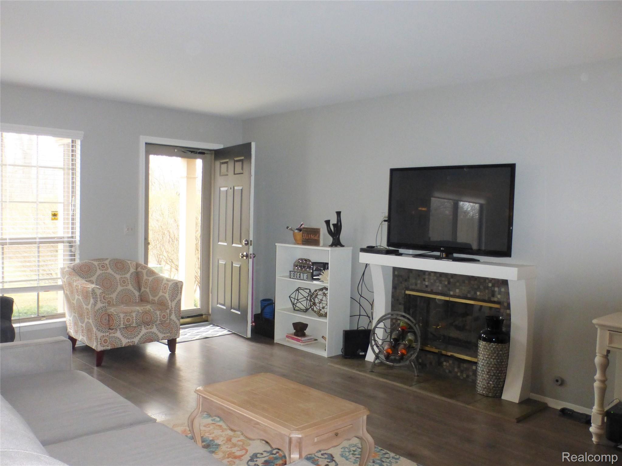 230 Pine Tree Ridge, Unit 3 Waterford, MI 48327 - Photo 6 of 34 Gas Fireplace
