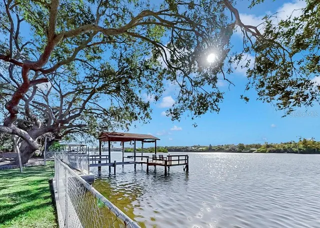 a view of livingroom and hardwood floor