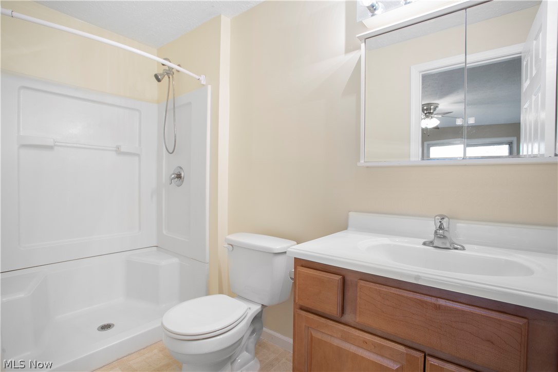 4750 Oak Point Road, Unit 104 Lorain, OH 44053 - Photo 25 of 34 Owner's Suite Bathroom