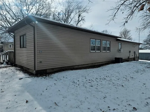 $89,000 | 621 William Street, Effingham, KS 66023