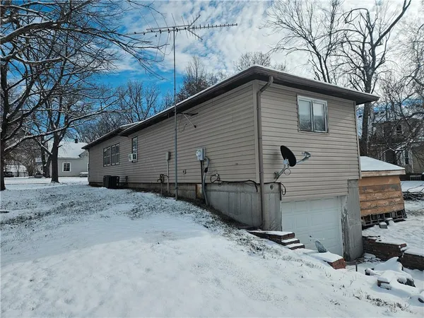 $89,000 | 621 William Street, Effingham, KS 66023