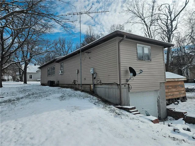 $102,000 | 621 William Street, Effingham, KS 66023