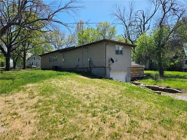 $84,000 | 621 William Street, Effingham, KS 66023