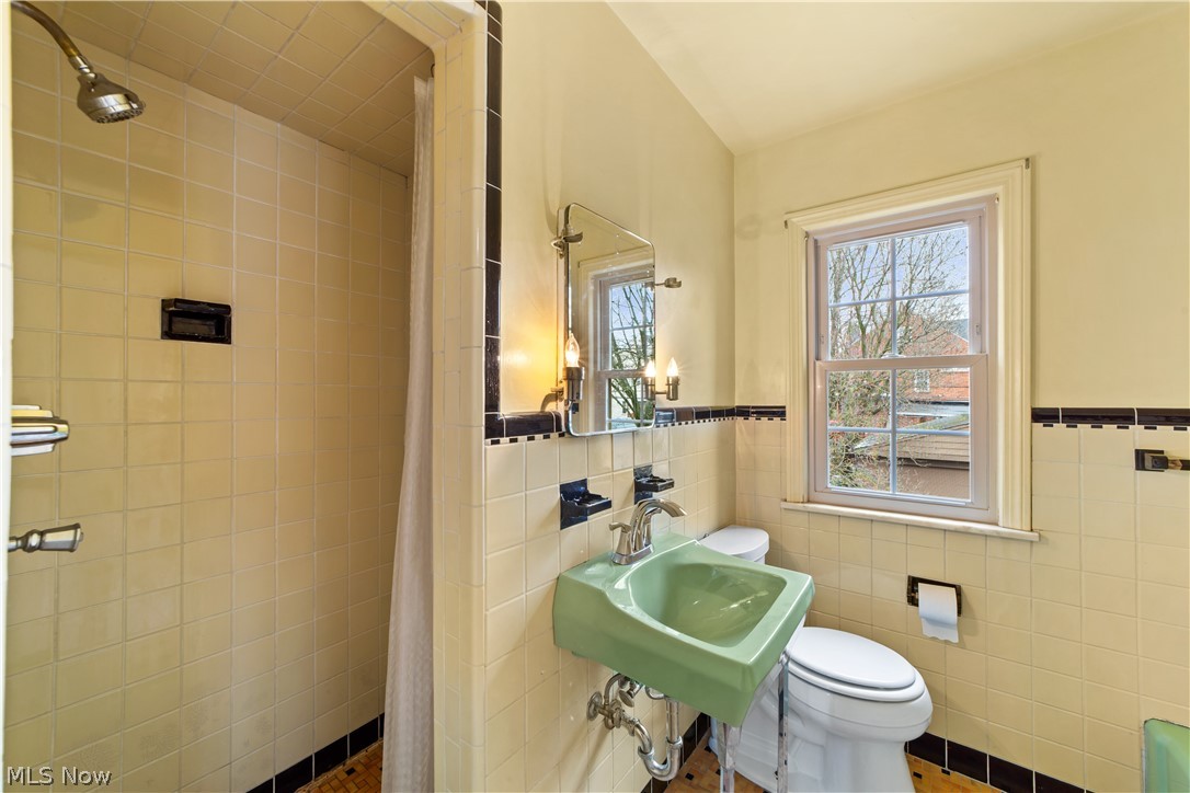 3557 Normandy Road Shaker Heights, OH 44120 - Photo 24 of 36 Full bathroom that has both a shower and a separate bathtub