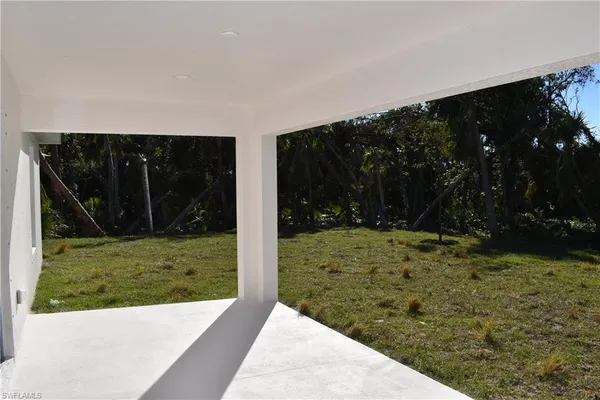 a view of a backyard