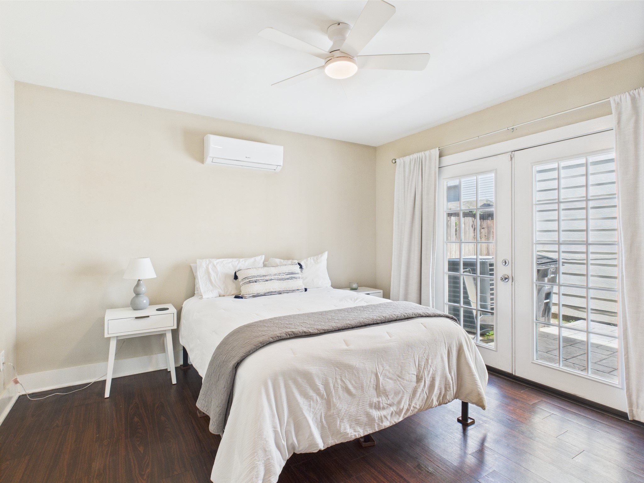5810 Darling Street, Unit F Houston, TX 77007 - Photo 24 of 38 Secondary bedroom (1st floor)