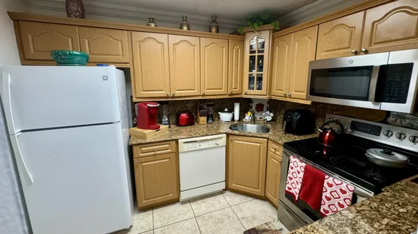 $2,050 | 104 Lake Pine Circle, Unit A1, Greenacres, FL 33463