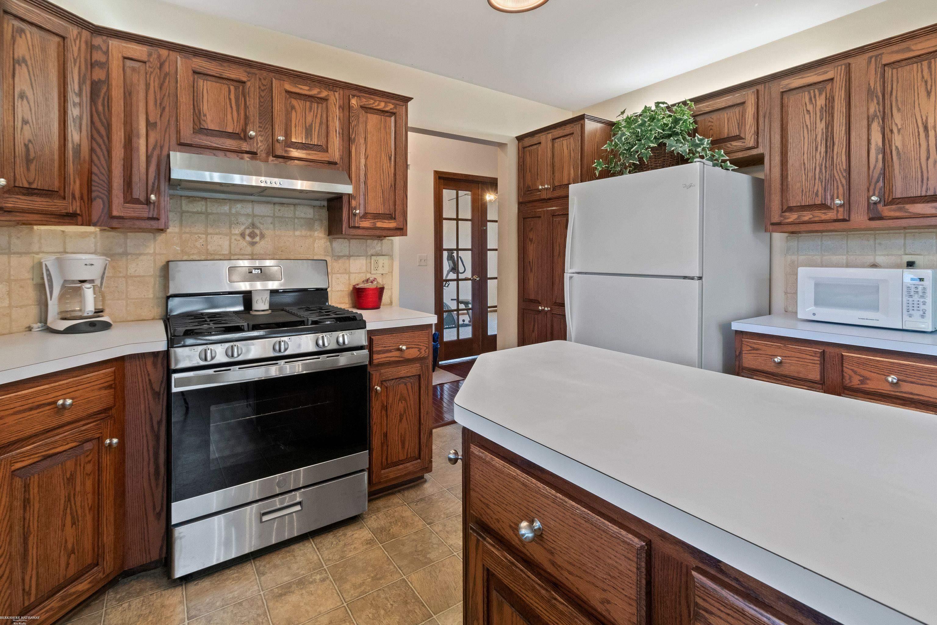 20120 Ridgeway Court Clinton Township, MI 48038 - Photo 13 of 32 50122148-12.JPG