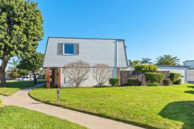 a view of a house with a yard