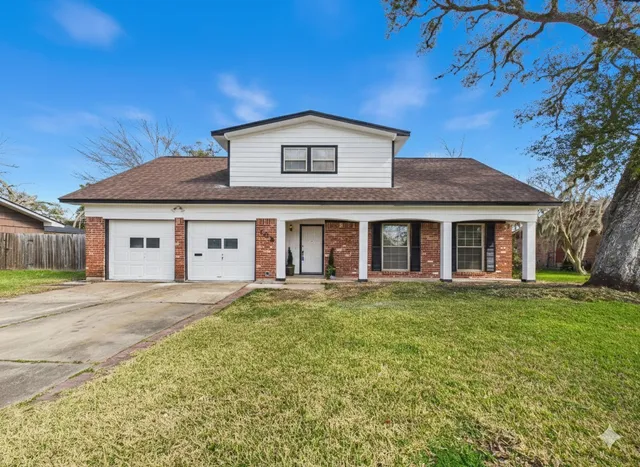 $2,200 | 205 Narcissus Street, Lake Jackson, TX 77566