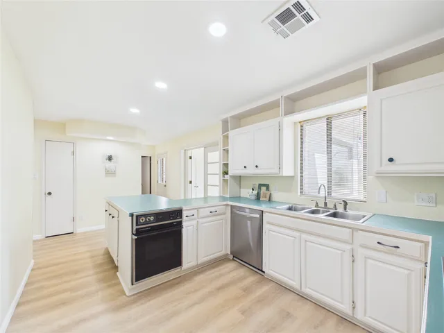 $2,200 | 205 Narcissus Street, Lake Jackson, TX 77566