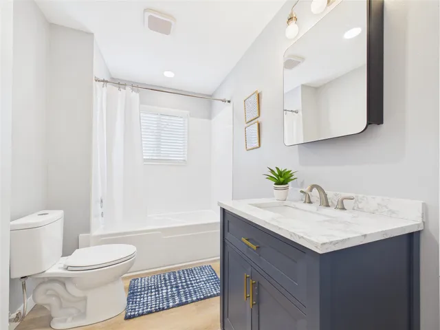 $2,200 | 205 Narcissus Street, Lake Jackson, TX 77566