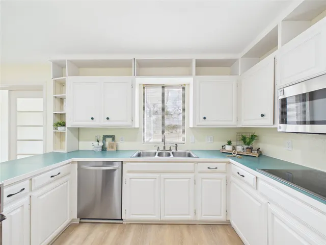 $2,200 | 205 Narcissus Street, Lake Jackson, TX 77566