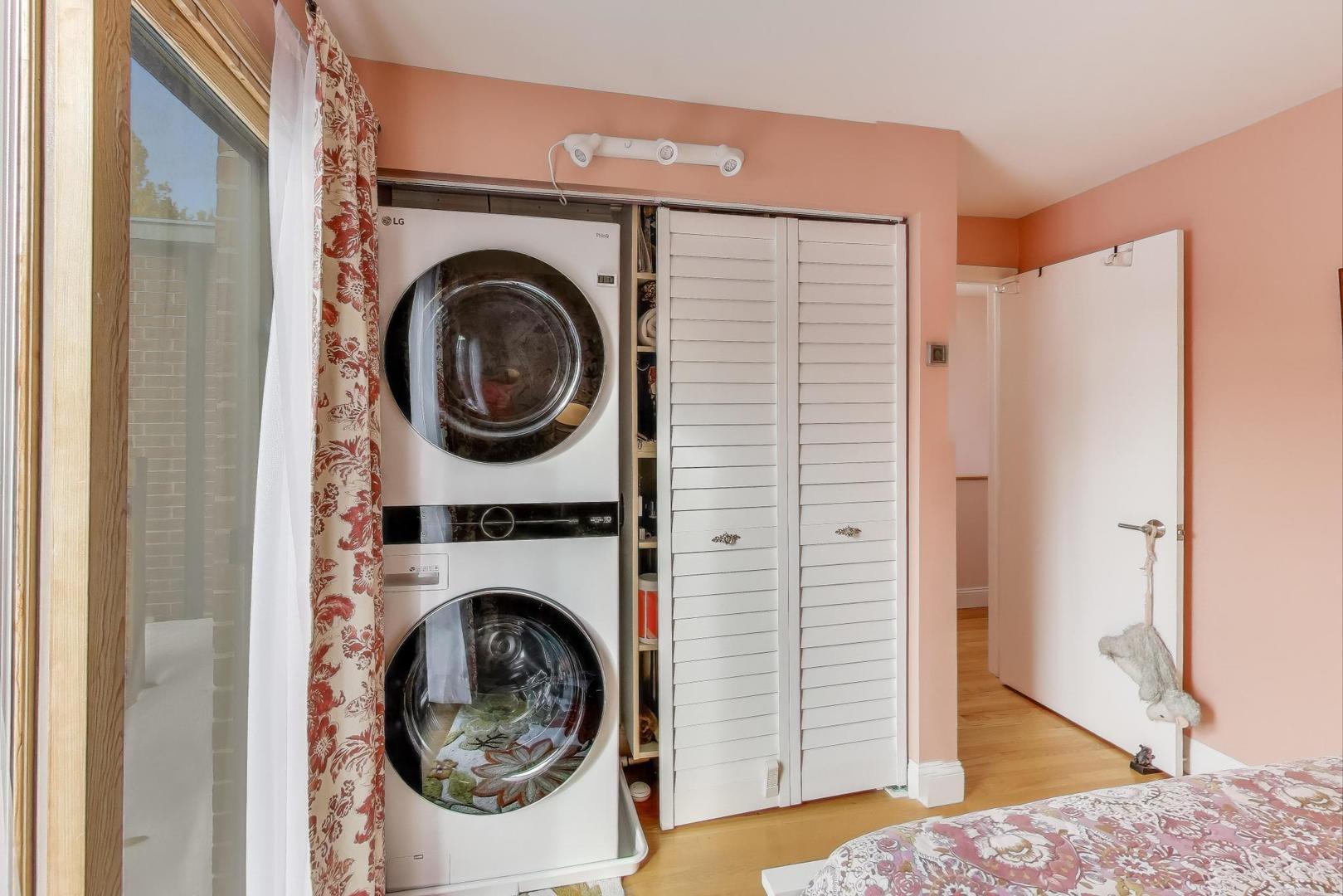 2235 North Lakewood Avenue, Unit FN Chicago, IL 60614 - Photo 29 of 41 a utility room with dryer and washer