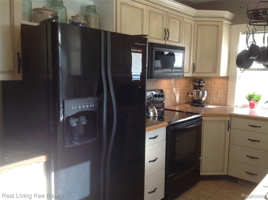 2915 Midvale Drive Rochester, MI 48309 - Photo 7 of 32 Main floor kitchen 2.jpg
