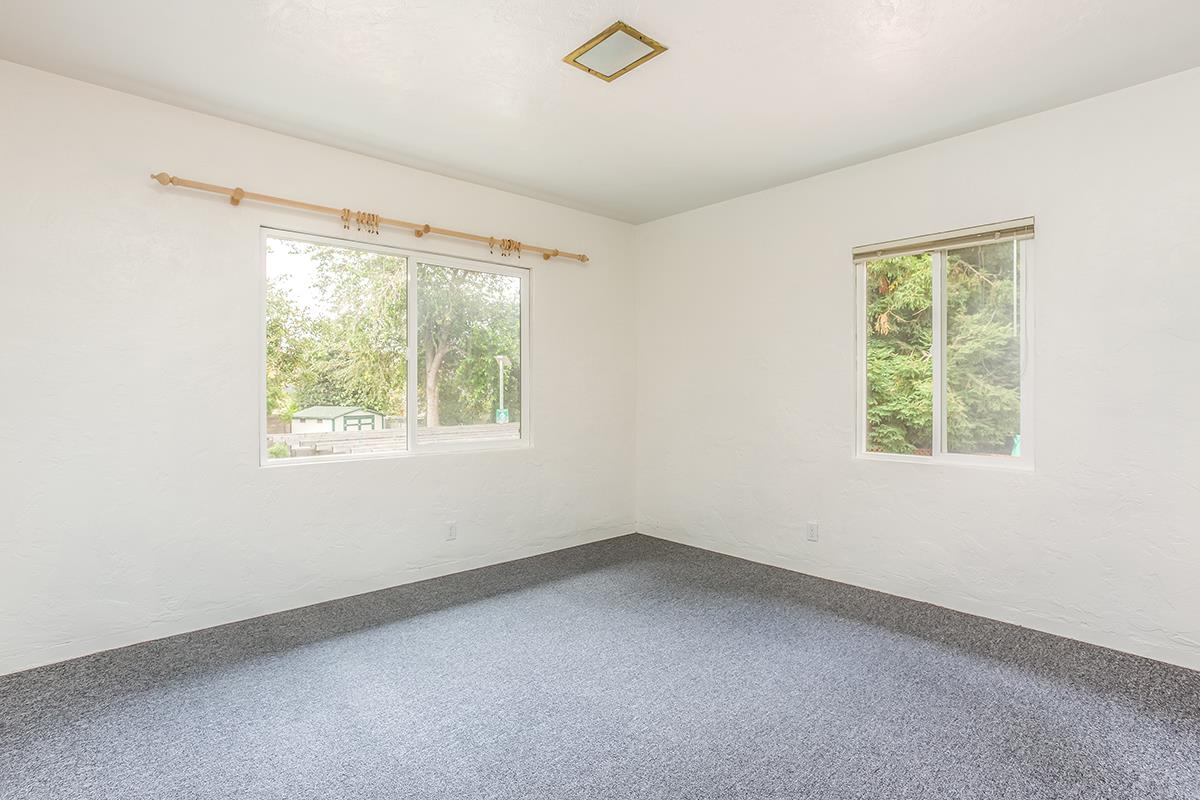 631 Riverside Avenue Santa Cruz, CA 95060 - Photo 12 of 25 an empty room with a window