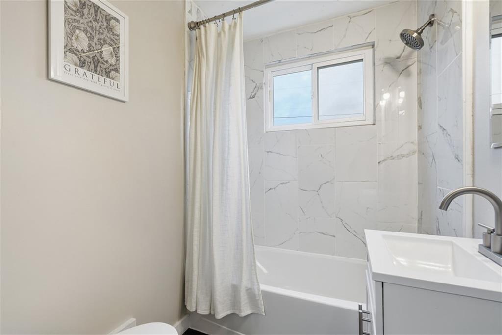 2446 Willowbrook Road Pittsburgh, PA 15241 - Photo 16 of 31 a bathroom with a sink and a bathtub