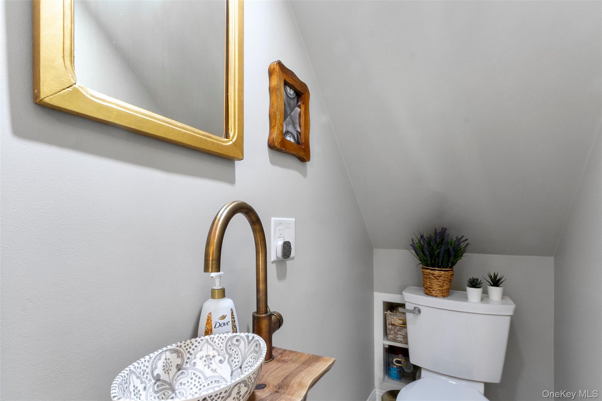 189 Rombout Avenue Beacon, NY 12508 - Photo 20 of 35 a room with a table and a potted plants