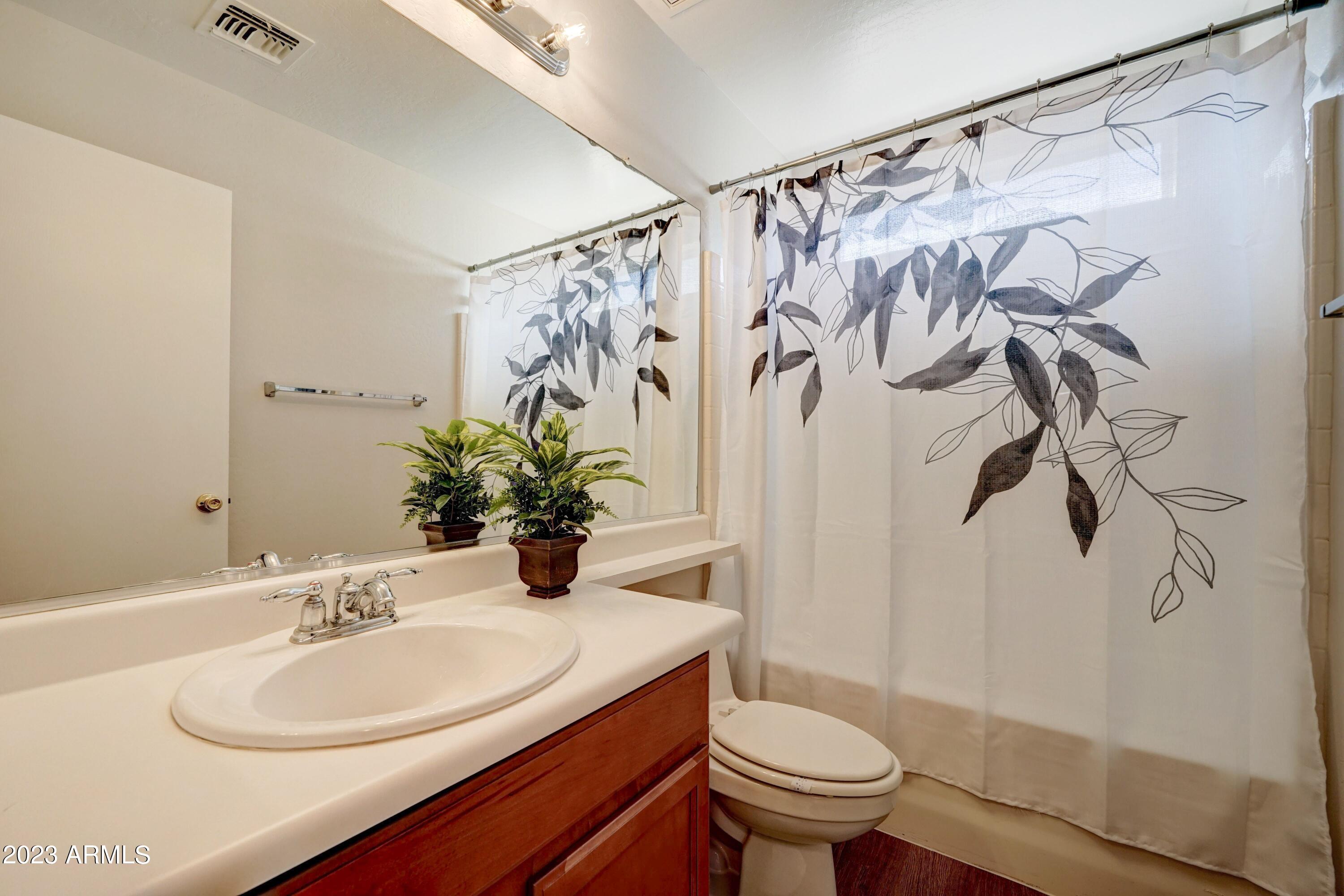 3813 West Shumway Farm Road Phoenix, AZ 85041 - Photo 20 of 31 3813 upstairs bath