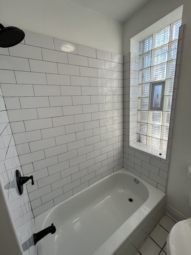 8016 South Halsted Street, Unit 2N Chicago, IL 60620 - Photo 12 of 13 a bathroom with a bathtub