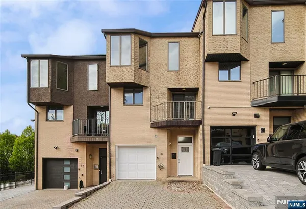 $865,000 | 18 Veterans Way, Edgewater, NJ 07020