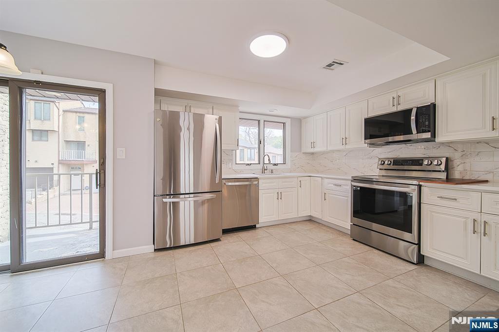 18 Veterans Way Edgewater, NJ 07020 - Photo 11 of 17