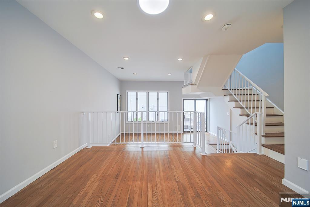 18 Veterans Way Edgewater, NJ 07020 - Photo 14 of 17
