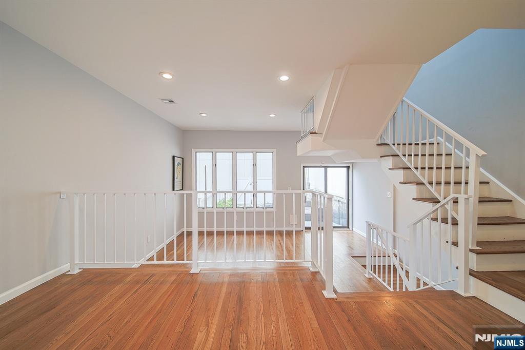18 Veterans Way Edgewater, NJ 07020 - Photo 2 of 17