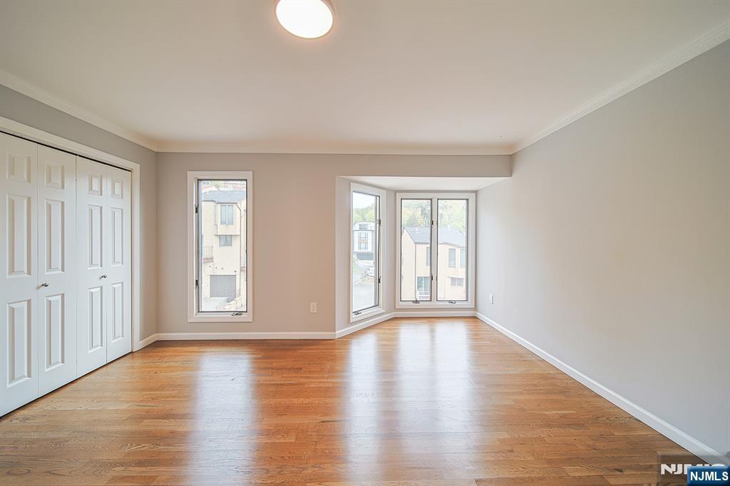 18 Veterans Way Edgewater, NJ 07020 - Photo 3 of 17