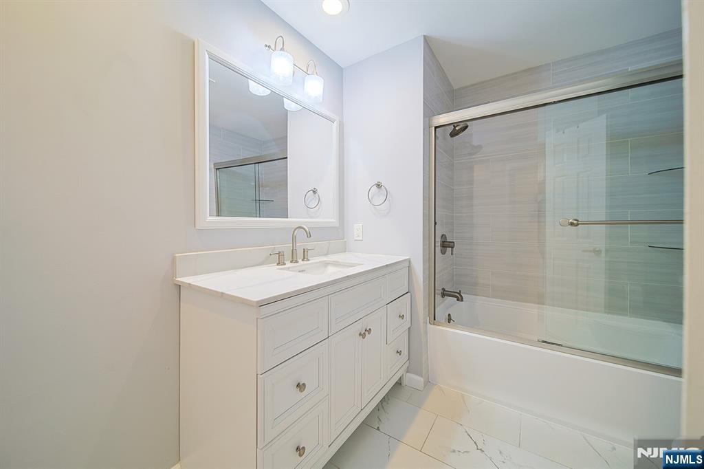 18 Veterans Way Edgewater, NJ 07020 - Photo 4 of 17