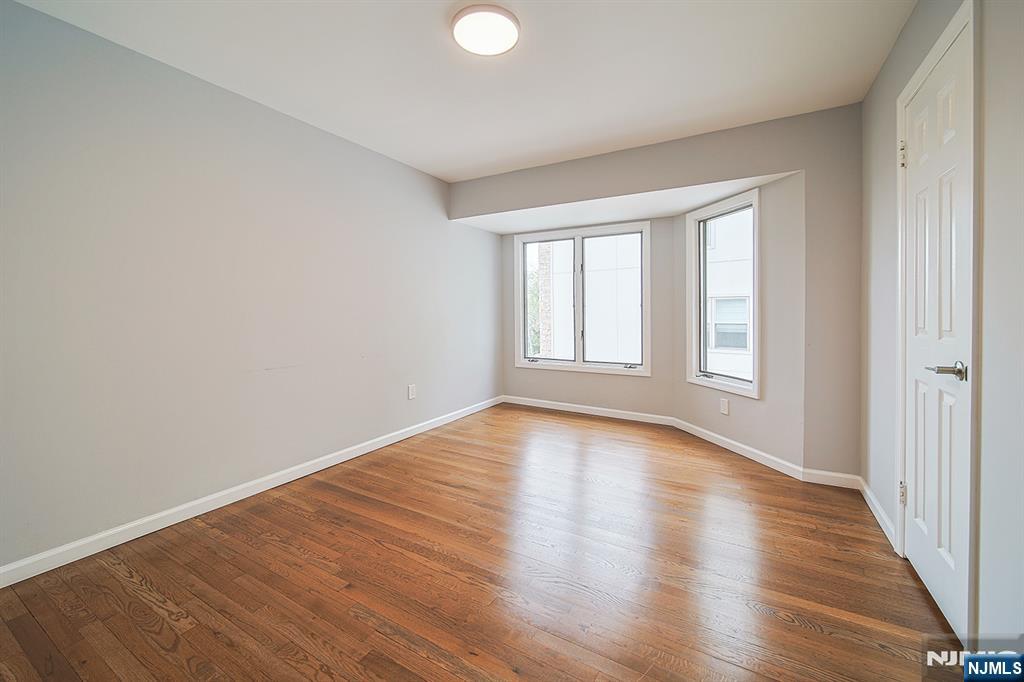 18 Veterans Way Edgewater, NJ 07020 - Photo 5 of 17