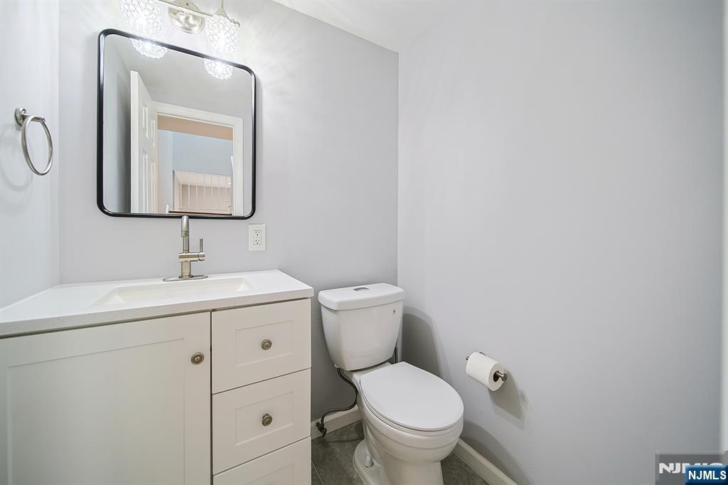 18 Veterans Way Edgewater, NJ 07020 - Photo 6 of 17