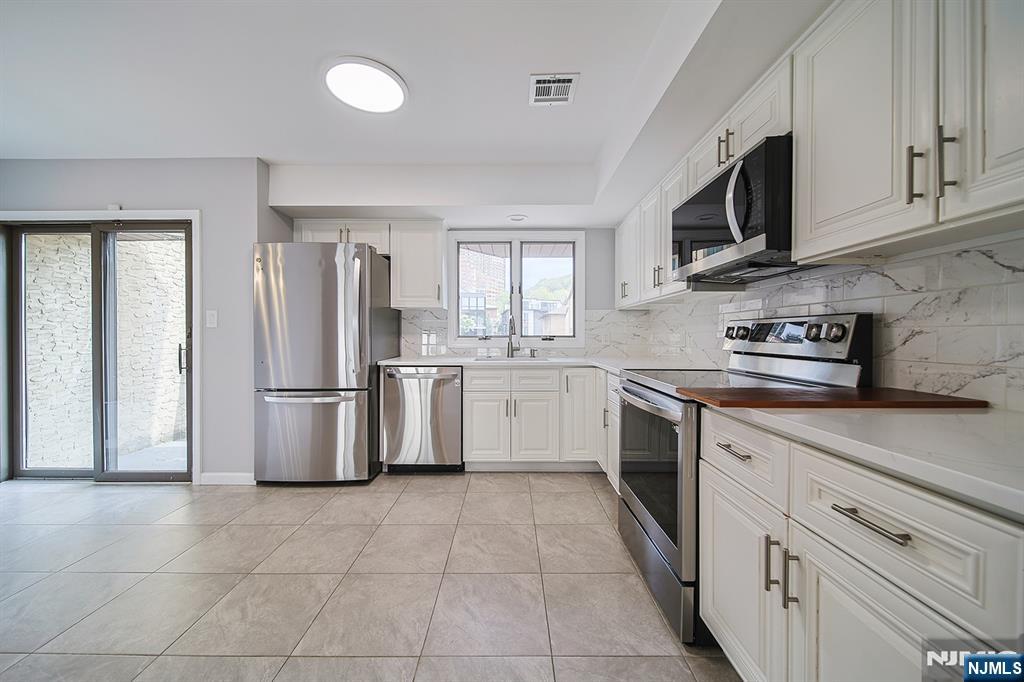 18 Veterans Way Edgewater, NJ 07020 - Photo 8 of 17