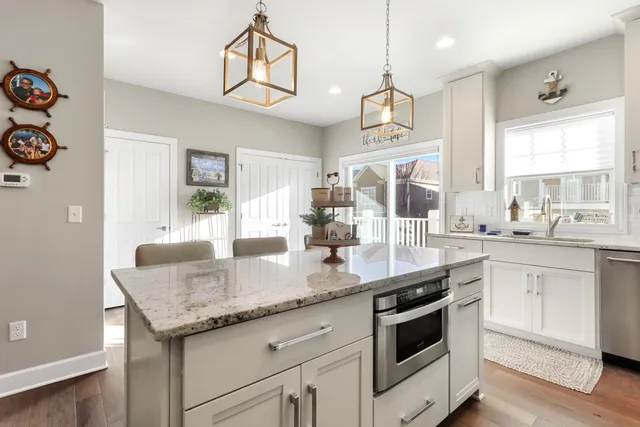 $849,500 | 173 2nd Avenue, Unit 12, Fontana, WI 53125