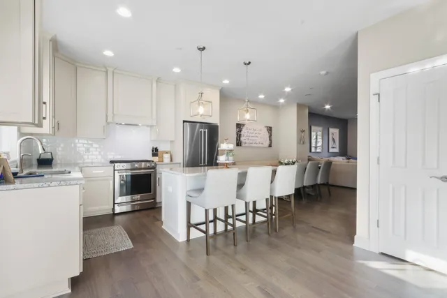 $849,500 | 173 2nd Avenue, Unit 12, Fontana, WI 53125