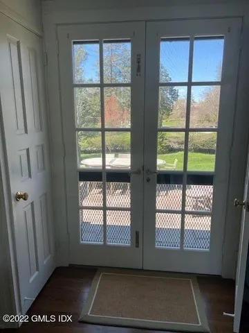 a view of empty room with window