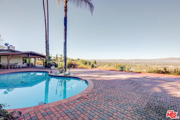 a view of an entryway and livingroom in right side
