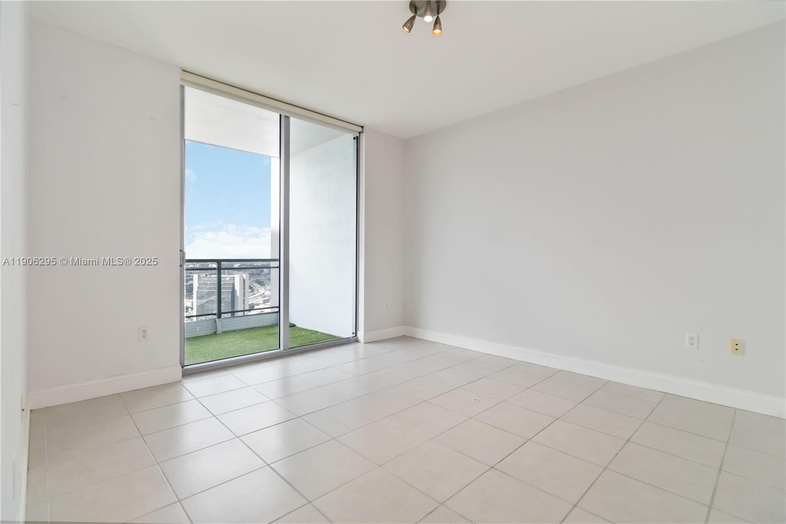 90 Southwest 3rd Street, Unit 4305 Miami, FL 33130 - Photo 6 of 16 an empty room with windows