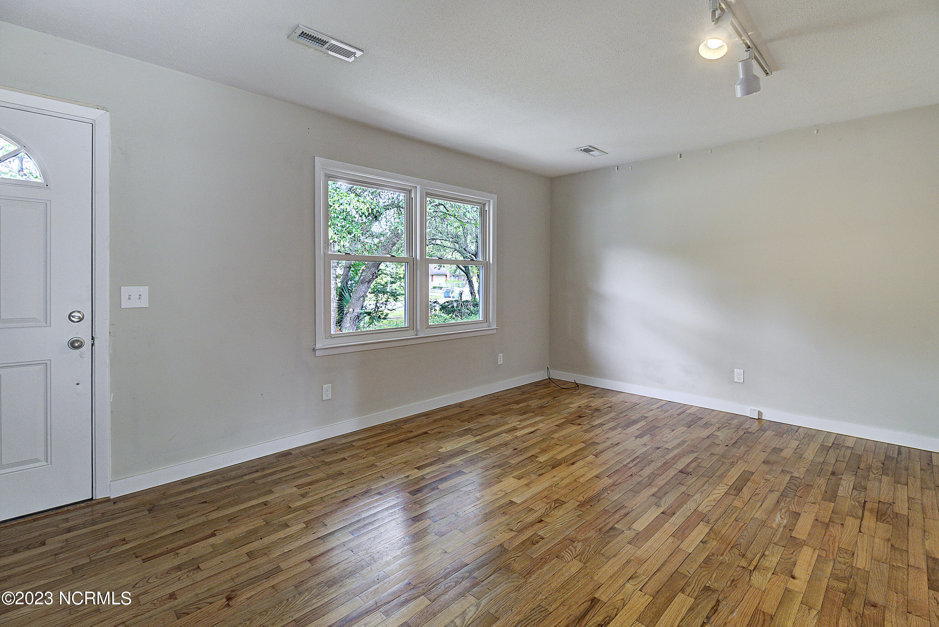 6632 Greenville Loop Road Wilmington, NC 28409 - Photo 6 of 33 Living Room