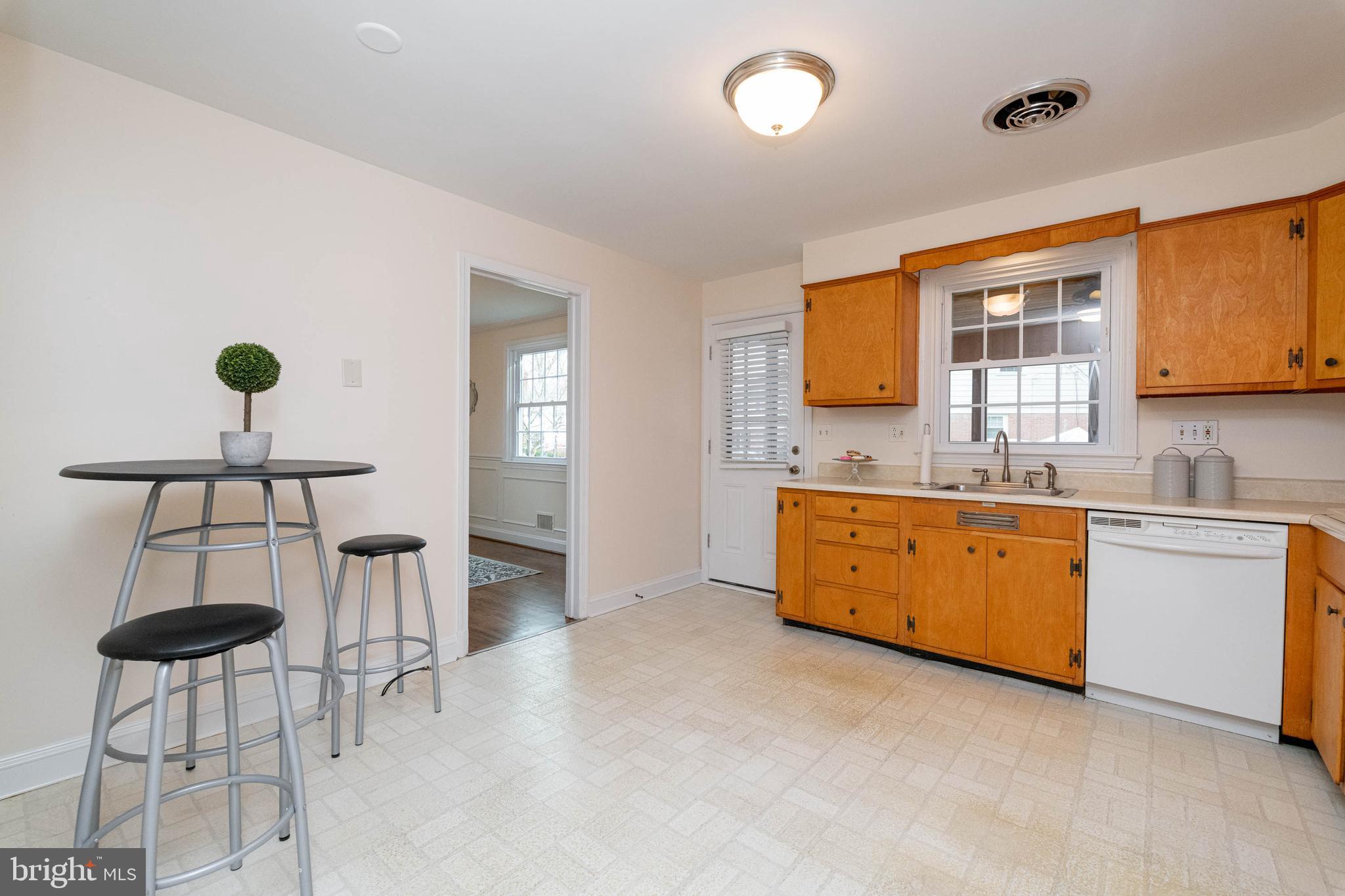 813 Stoneleigh Road Baltimore, MD 21212 - Photo 11 of 42 Kitchen