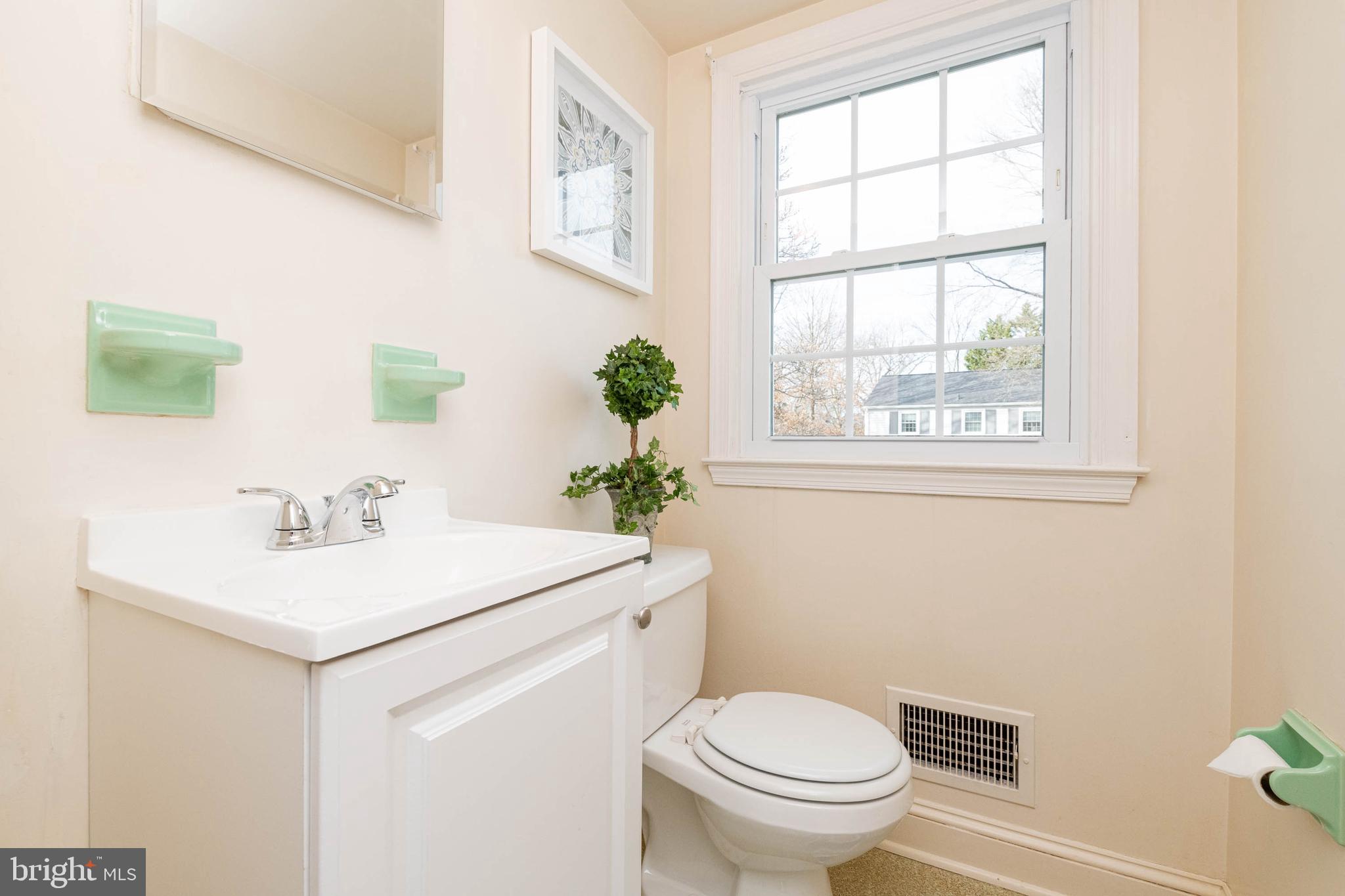 813 Stoneleigh Road Baltimore, MD 21212 - Photo 22 of 42 Master half bath between 2 huge closets-expand it!