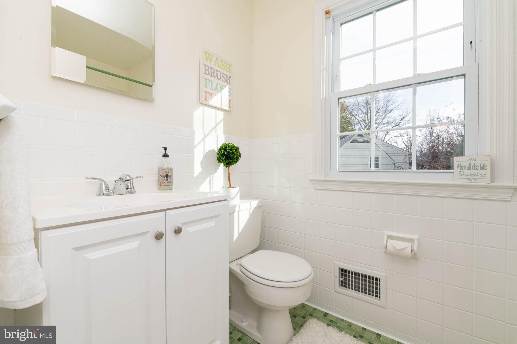 813 Stoneleigh Road Baltimore, MD 21212 - Photo 26 of 42 Hall Bath- updated
