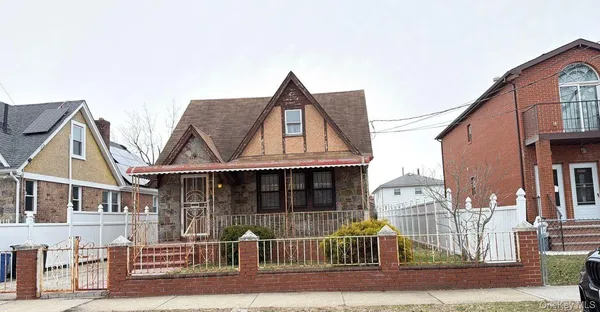 $685,000 | 135-15 220th Place | Laurelton